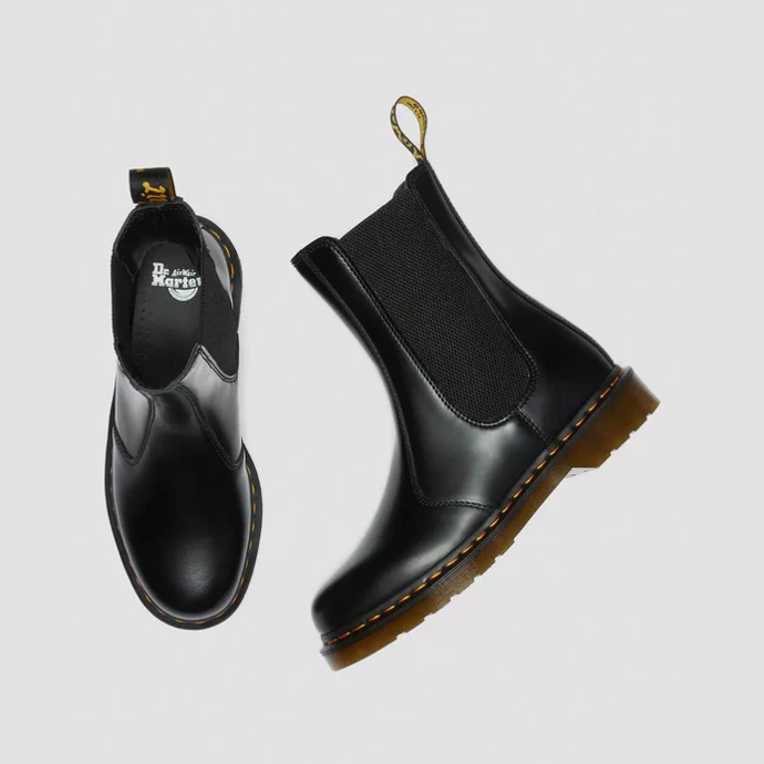 Chelsea boty Dr. Martens 2976 HI s vysokou siluetou z prémiové hladké kůže, barevným poutkem na patě i robustní podrážkou se žlutým stehem. 3698 Kč
