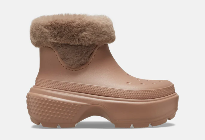 Kotníkové boty Crocs Stomp Lined Boot s výrazným kožešinovým límcem, platformou a teplou podšívkou uvnitř vás zahřejí na každém kroku. 1799 Kč
