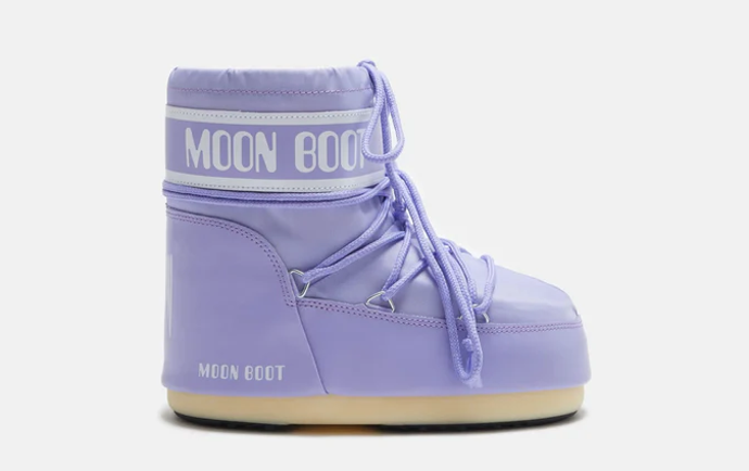 Sněhule Moon Boot Icon Nylon mají klasickou, lehce rozpoznatelnou siluetu s tkaničkou. Jsou hřejivé, funkční a maximálně pohodlné. 3484 Kč
