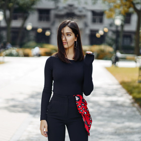 Šály jsou mnohem víc než jen doplněk do chladného počasí! Považujte je za univerzální módní doplněk, který dokáže váš outfit okamžitě posunout na vyšší úroveň.

