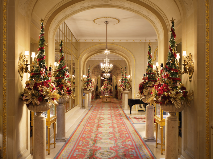 The Ritz London, jeden z nejikoničtějších hotelů světa, otevírá své brány pro hosty toužící po kouzelném prožití vánočních svátků. Velkolepé dekorace navržené Paulem Thomasem zdobí každé zákoutí hotelu, zatímco v lobby září osmimetrový vysoký vánoční strom. 
