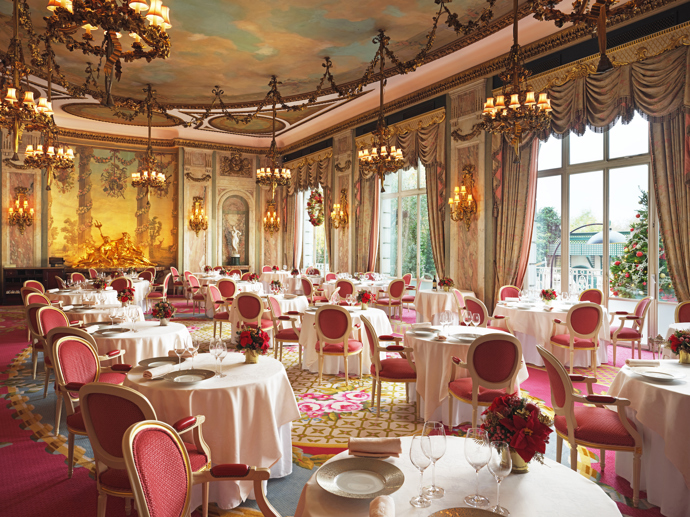 The Ritz London, jeden z nejikoničtějších hotelů světa, otevírá své brány pro hosty toužící po kouzelném prožití vánočních svátků. Velkolepé dekorace navržené Paulem Thomasem zdobí každé zákoutí hotelu, zatímco v lobby září osmimetrový vysoký vánoční strom. 
