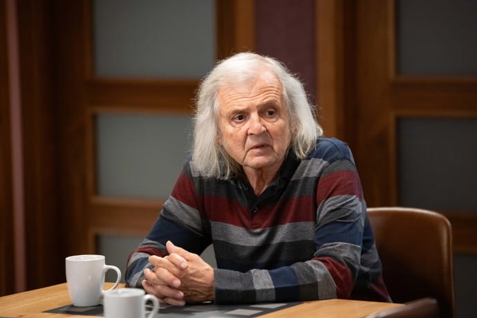 Nekonečný seriál Ulice sleduje dramatické příběhy několika rodin žijících v sousedství
