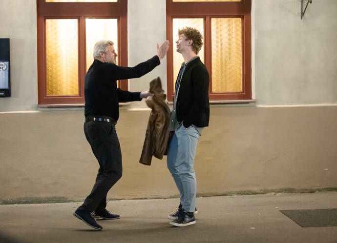 Nekonečný seriál Ulice sleduje dramatické příběhy několika rodin žijících v sousedství
