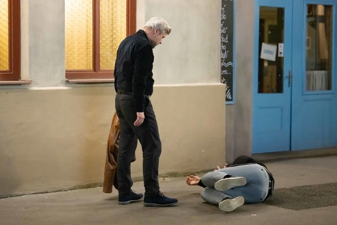 Nekonečný seriál Ulice sleduje dramatické příběhy několika rodin žijících v sousedství
