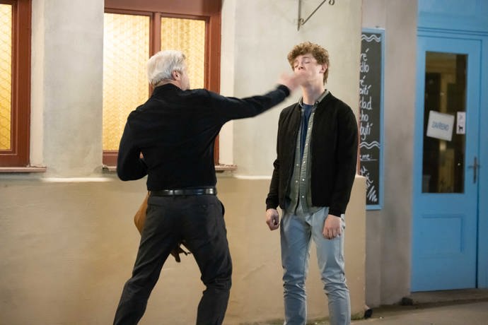 Nekonečný seriál Ulice sleduje dramatické příběhy několika rodin žijících v sousedství
