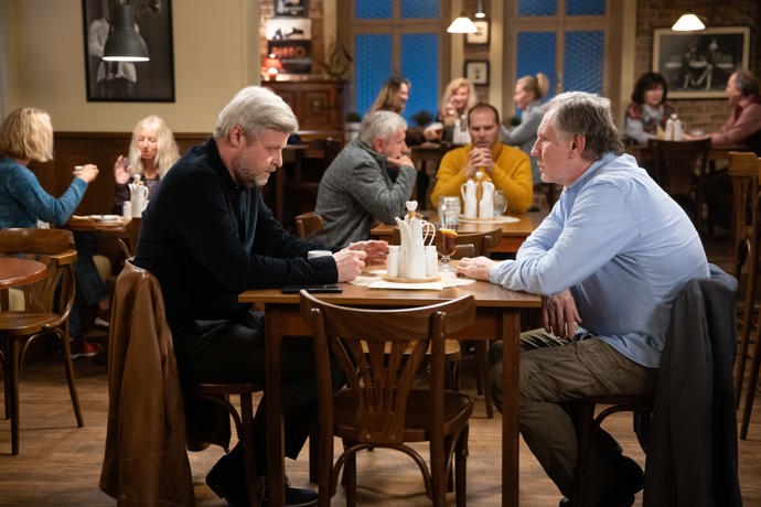 Nekonečný seriál Ulice sleduje dramatické příběhy několika rodin žijících v sousedství
