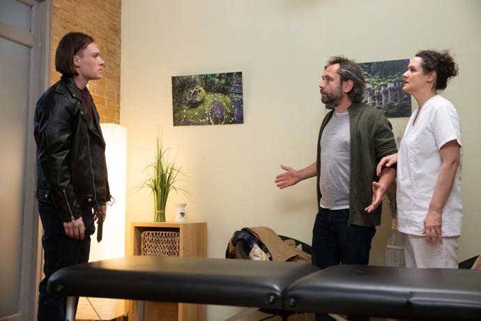 Nekonečný seriál Ulice sleduje dramatické příběhy několika rodin žijících v sousedství
