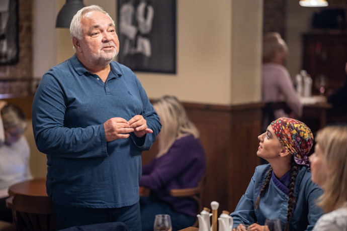 Nekonečný seriál Ulice sleduje dramatické osudy několika rodin žijících v sousedství
