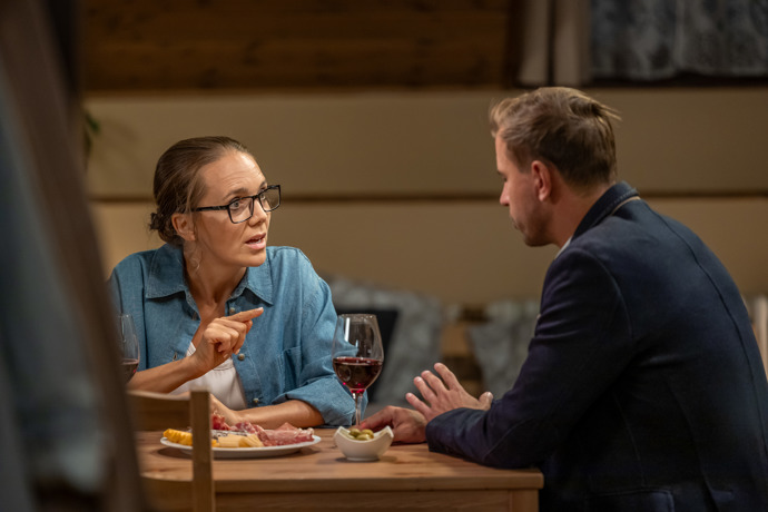 Nekonečný seriál Ulice sleduje dramatické osudy několika rodin žijících v sousedství
