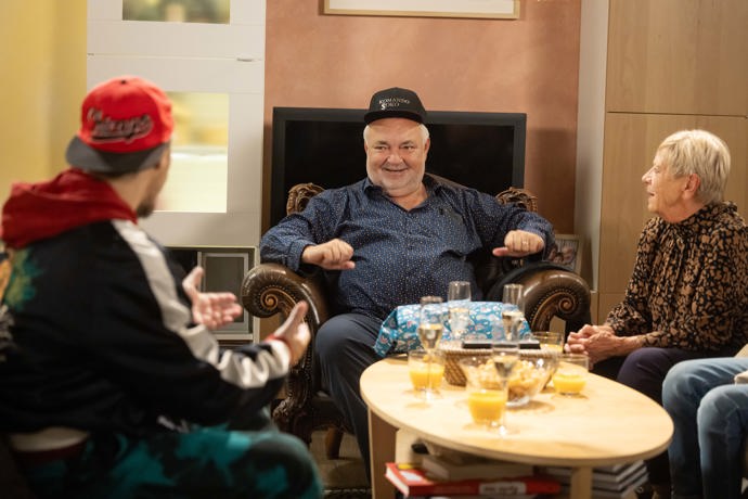 Nekonečný seriál Ulice sleduje dramatické příběhy několika spřátelených rodin žijících v sousedství
