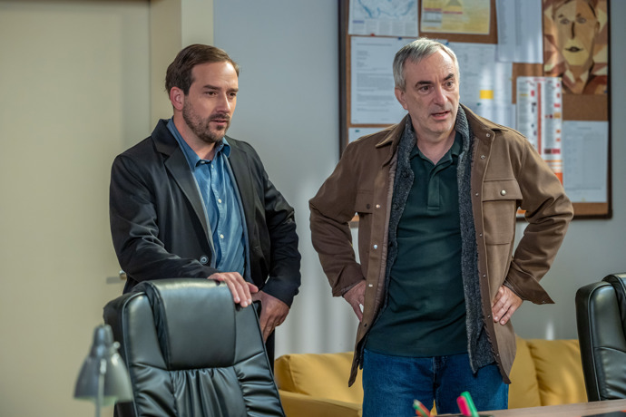 Nekonečný seriál Ulice sleduje dramatické příběhy několika spřátelených rodin žijících v sousedství
