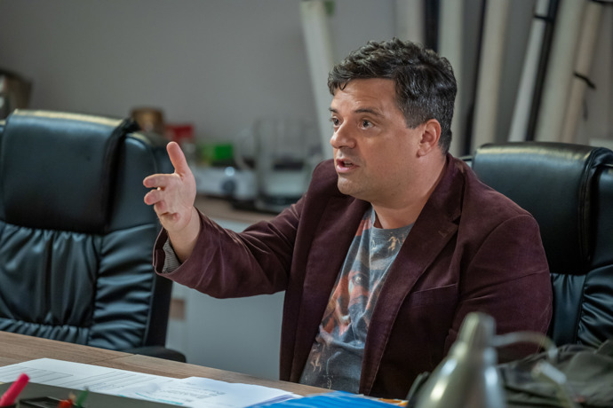 Nekonečný seriál Ulice sleduje dramatické příběhy několika spřátelených rodin žijících v sousedství
