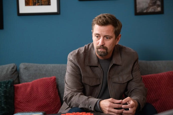 Nekonečný seriál Ulice sleduje dramatické příběhy několika spřátelených rodin žijících v sousedství

