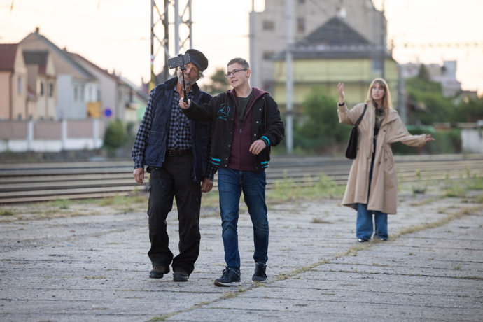 Nekonečný seriál Ulice sleduje dramatické příběhy několika spřátelených rodin žijících v sousedství
