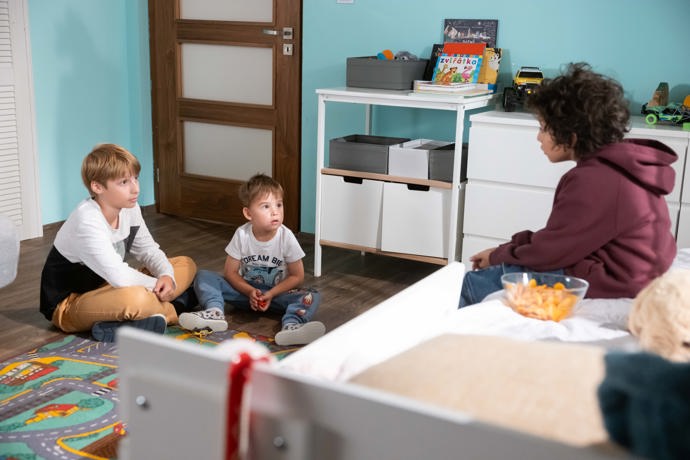 Nekonečný seriál Ulice sleduje dramatické příběhy několika spřátelených rodin žijících v sousedství
