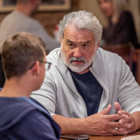Nekonečný seriál Ulice sleduje dramatické osudy několika rodin žijících v sousedství
