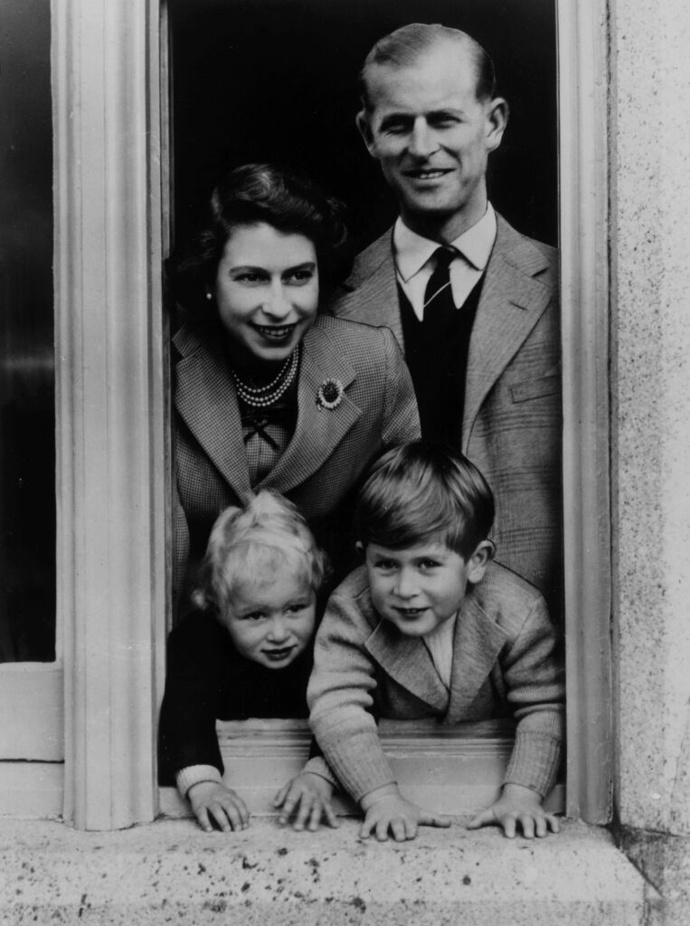 S princem Charlesm a princeznou Anne na Balmoralu ve Skotsku 28. září 1952. 
