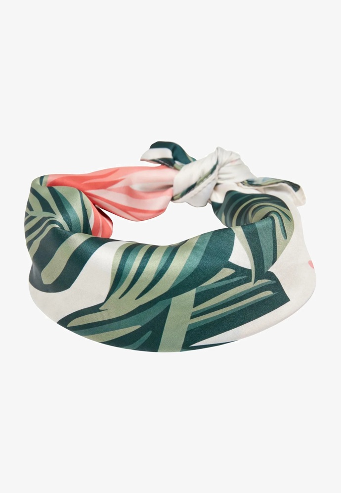 Šátek, Urban Classics, 450 Kč
Šátek, Urban Classics, 450 Kč