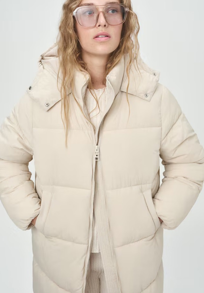 Dlouhý vatový kabát s kapucí, H&M, 1 459 Kč
Dlouhý vatový kabát s kapucí, H&M, 1 459 Kč