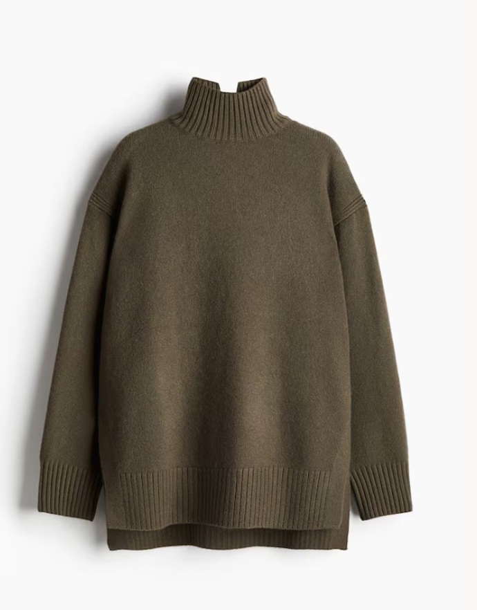 Oversized svetr s rolákem, H&M, 719 Kč
