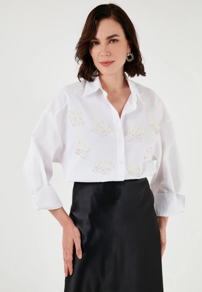 Bílá oversized košile s výšivkou, LELA, 938 Kč

