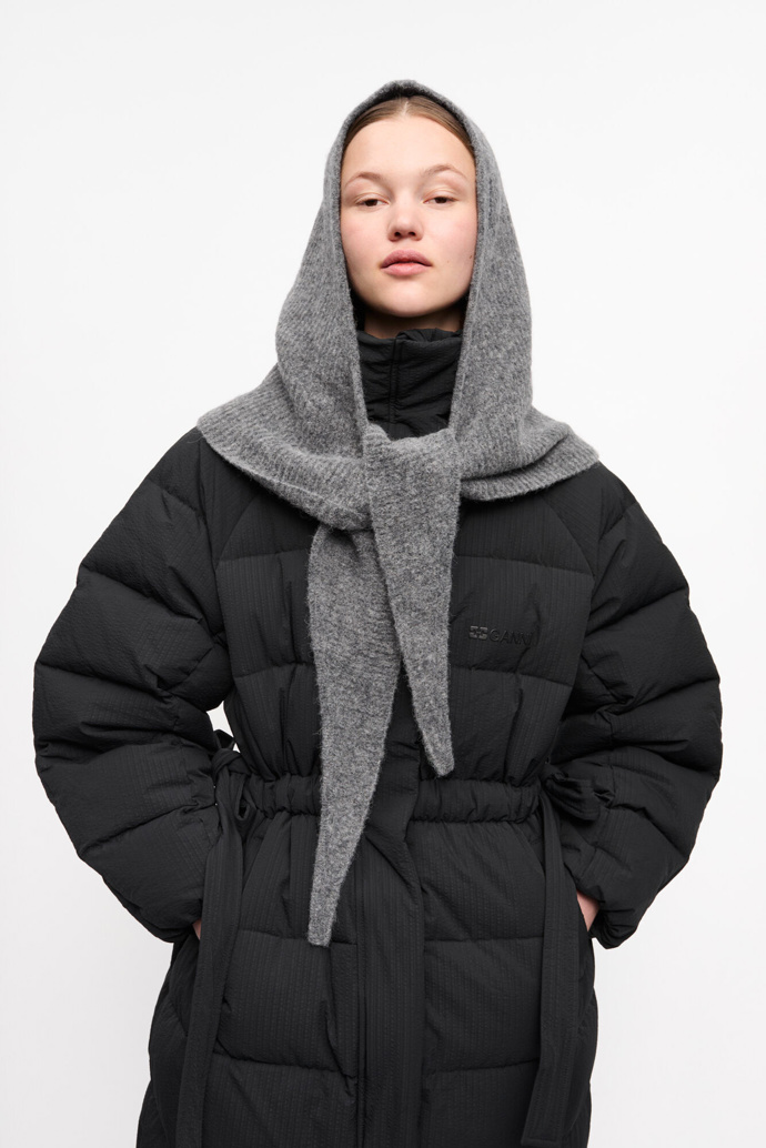 Vlněná balaklava s vázačkou, Ganni, 145 eur
Vlněná balaklava s vázačkou, Ganni, 145 eur