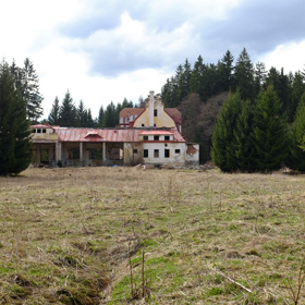 Výletní kavárna Nimrod, bývalá slavná kavárna a penzion, dnes vyhořelý, ve Slavkovském lese nad Mariánskými Lázněmi, okres Cheb.
