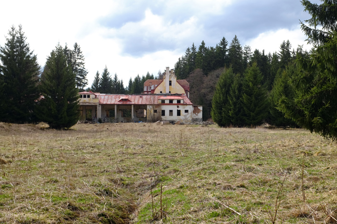 Výletní kavárna Nimrod, bývalá slavná kavárna a penzion, dnes vyhořelý, ve Slavkovském lese nad Mariánskými Lázněmi, okres Cheb.
Výletní kavárna Nimrod, bývalá slavná kavárna a penzion, dnes vyhořelý, ve Slavkovském lese nad Mariánskými Lázněmi, okres Cheb.