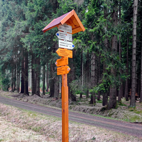 Bývalá slavná kavárna (dnes vyhořelá), rozcestník ve Slavkovském lese nad Mariánskými Lázněmi, okres Cheb
