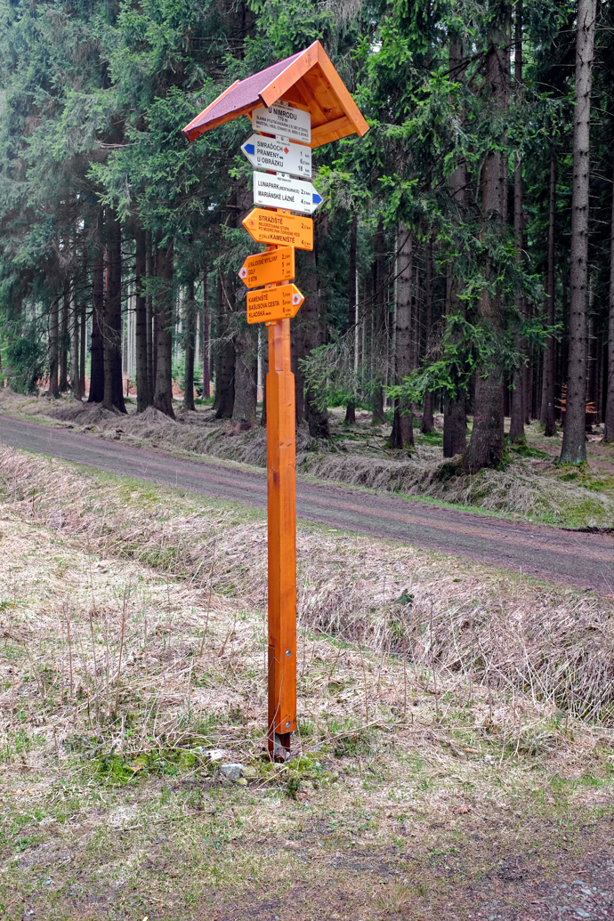 Bývalá slavná kavárna (dnes vyhořelá), rozcestník ve Slavkovském lese nad Mariánskými Lázněmi, okres Cheb
Bývalá slavná kavárna (dnes vyhořelá), rozcestník ve Slavkovském lese nad Mariánskými Lázněmi, okres Cheb
