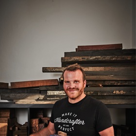 Filip Štěpnička a Jakub Hrubý v Jablonci nad Nisou založili dílnu Wood-factory, kde metodou pokus omyl, s trpělivostí a precizností, dosáhli jedinečného umu ve výrobě dřevěných per.
