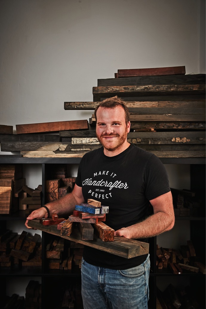 Filip Štěpnička a Jakub Hrubý v Jablonci nad Nisou založili dílnu Wood-factory, kde metodou pokus omyl, s trpělivostí a precizností, dosáhli jedinečného umu ve výrobě dřevěných per.
Filip Štěpnička a Jakub Hrubý v Jablonci nad Nisou založili dílnu Wood-factory, kde metodou pokus omyl, s trpělivostí a precizností, dosáhli jedinečného umu ve výrobě dřevěných per.