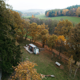 Osamocená chatička s názvem Vzduch má prosklenou ložnici a vy můžete přímo z postele pozorovat pasoucí se zvířata nebo hvězdné nebe. 
