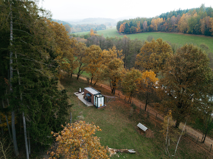 Osamocená chatička s názvem Vzduch má prosklenou ložnici a vy můžete přímo z postele pozorovat pasoucí se zvířata nebo hvězdné nebe. 
