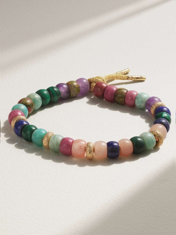 Náramek z korálků FORTE Beads Cartagena 18-karat gold and Lurex multi-stone bracelet, Carolina Bucci, 1580 eur
