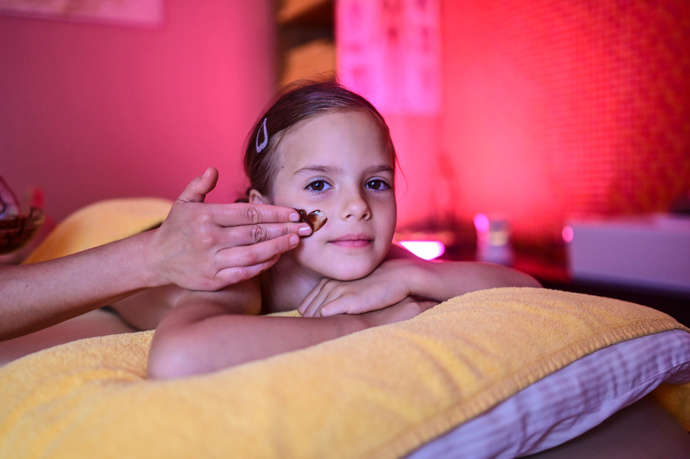 Ve Wellness hotelu Vista na Dolní Moravě si chvíle relaxu užijí i děti. Co jim dopřát třeba příjemnou dětskou čokoládovou masáž?

