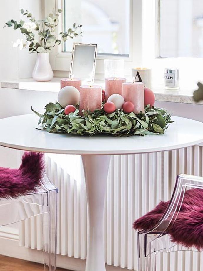 Růžová, zlatá, fialová nebo tradiční červená. Letošní vánoční barevné trendy jsou dostatečně kreativní na to, aby si každý vybral podle svého vkusu. Který je ten váš?
