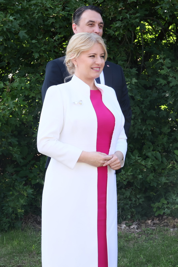 Zuzana je velice pohledná žena
Zuzana je velice pohledná žena