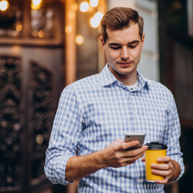 Manžel paní Lucie neměl chytrý mobilní telefon a ani po něm netoužil. Stačilo mu, když se s ním dovolal tomu, komu potřeboval.
