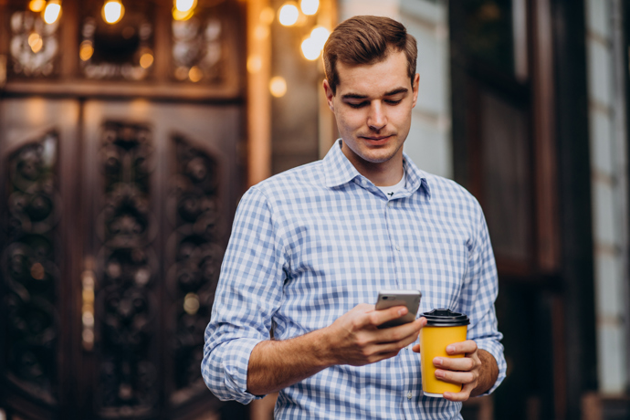 Manžel paní Lucie neměl chytrý mobilní telefon a ani po něm netoužil. Stačilo mu, když se s ním dovolal tomu, komu potřeboval.
Manžel paní Lucie neměl chytrý mobilní telefon a ani po něm netoužil. Stačilo mu, když se s ním dovolal tomu, komu potřeboval.