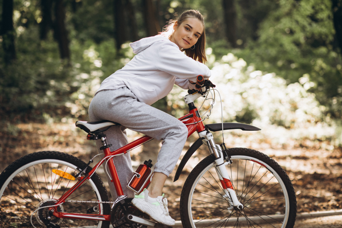 Nejenže se projedete na čerstvém vzduchu, ale cyklistika je i šetrná ke kloubům, což ocení nejen ti, kteří se potýkají s bolestmi kolen, ale i starší sportovci.

