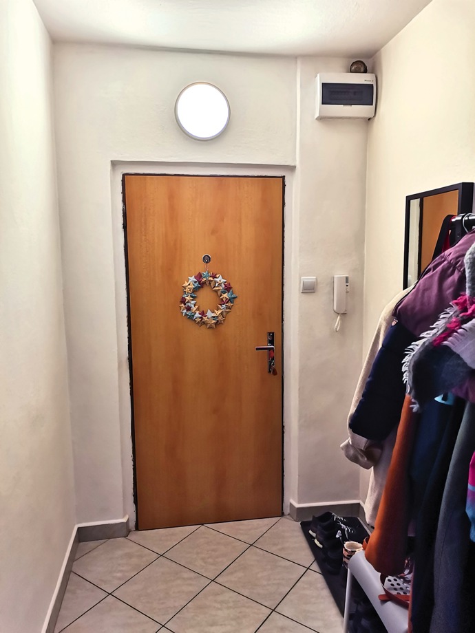 Majitelé Pavol a Michaela se do bytu ve slovenském Martině stěhovali před deseti lety. Dnes mají kromě Kristíny (11) a Pavlíny (7) i malého Filipa (5). Velká rodina potřebovala vytvořit úplně jiný koncept bydlení a navýšit úložné prostory. 
