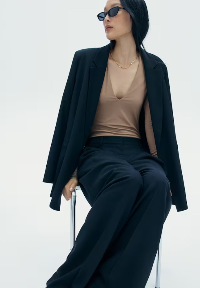 Body s výstřihem do V, H&M, 309 Kč
Body s výstřihem do V, H&M, 309 Kč