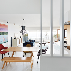 Po rekonstrukci pražského bytu s krásným výhledem, vznikl svěží prostor, který je čistý, tvarově jednoduchý a citlivě kombinuje moderní design s odkazem na historický charakter domu. 
