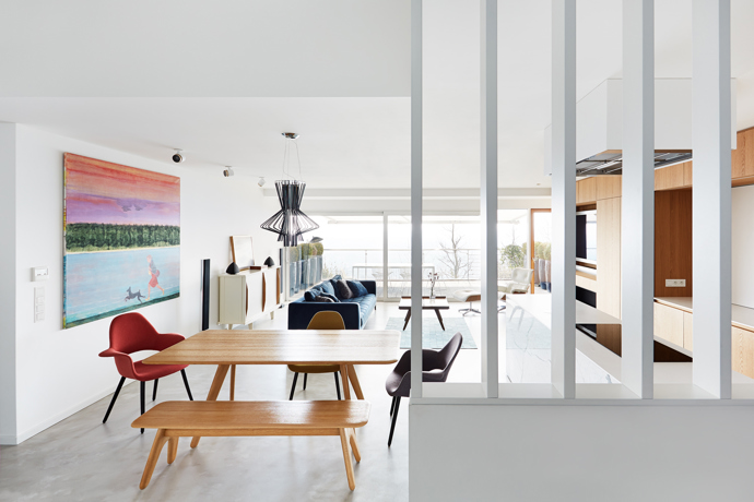 Po rekonstrukci pražského bytu s krásným výhledem, vznikl svěží prostor, který je čistý, tvarově jednoduchý a citlivě kombinuje moderní design s odkazem na historický charakter domu. 
