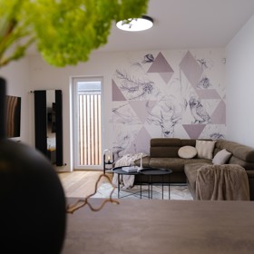 Co vznikne, když spojíte lásku k horám a cit pro design? Tento krkonošský dům kombinuje industriální styl, jemné tóny a originální motiv jelena, který vtipně prostupuje celým interiérem.
