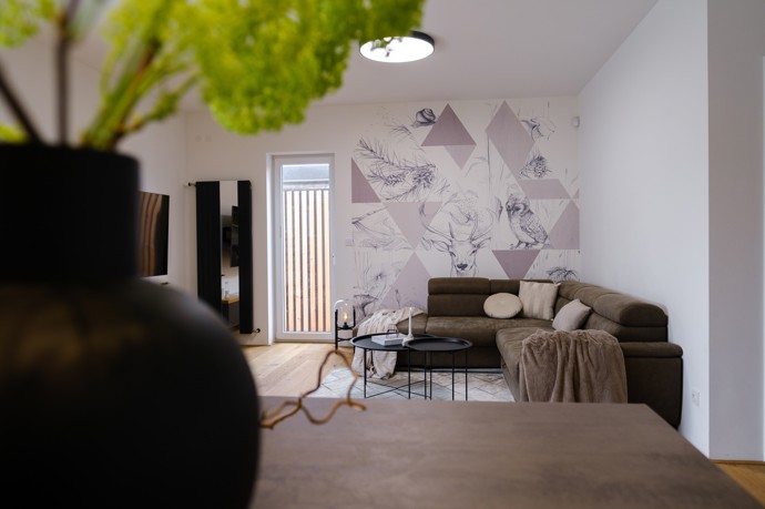 Co vznikne, když spojíte lásku k horám a cit pro design? Tento krkonošský dům kombinuje industriální styl, jemné tóny a originální motiv jelena, který vtipně prostupuje celým interiérem.
