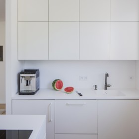 Z obyčejného bytu 1+kk vzniklo unikátní bydlení s chytrými úpravami, které posunuly hranice designu. Nahlédněte do interiéru s originálním „podpalubím“ a objevte nápady, jak efektivně využít prostor.
