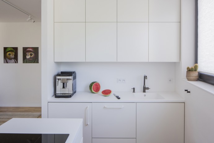 Z obyčejného bytu 1+kk vzniklo unikátní bydlení s chytrými úpravami, které posunuly hranice designu. Nahlédněte do interiéru s originálním „podpalubím“ a objevte nápady, jak efektivně využít prostor.
